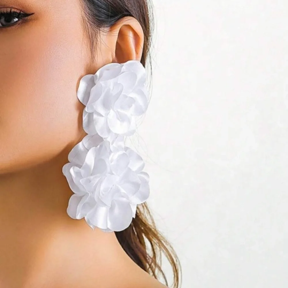 ✨NEW✨ Elegant White Floral Flower Earrings